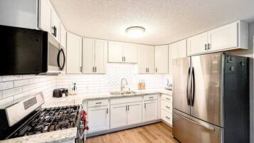 KylskÄp, mikrovÄgsugn, ugn och spishÀll