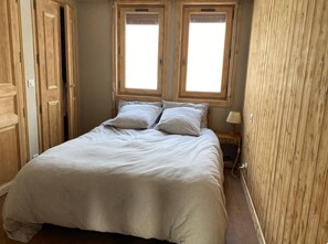 3 chambres, fer et planche à repasser, Wi-Fi, draps fournis