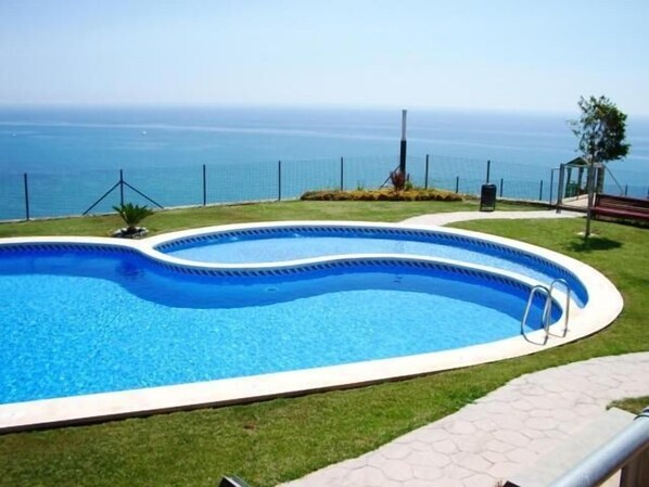 Appartement, 3 chambres, accessible aux personnes à mobilité réduite, balcon | Piscine | Piscine extérieure