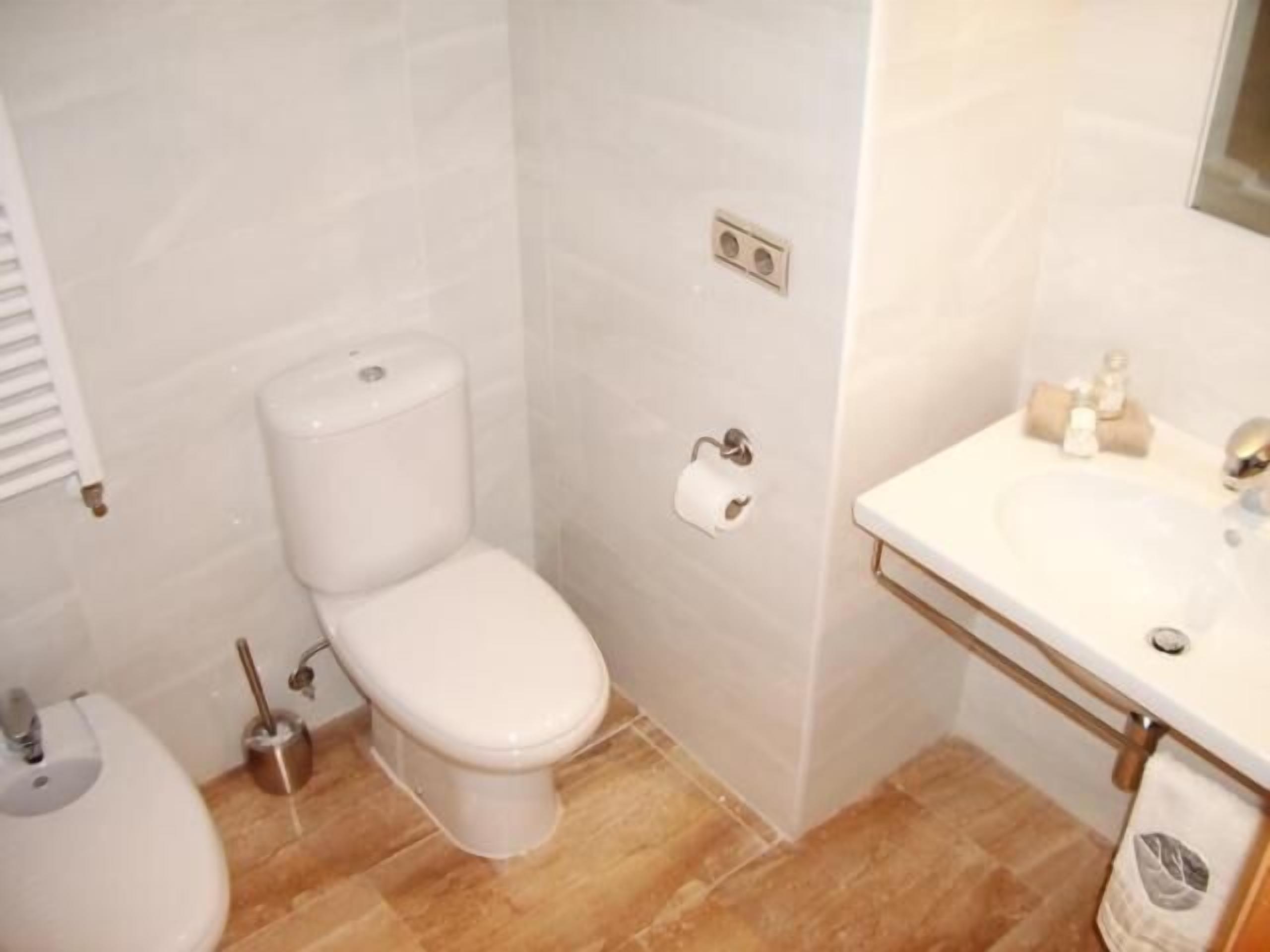 Appartement, 3 chambres, accessible aux personnes à mobilité réduite, balcon | Salle de bain | Papier toilette