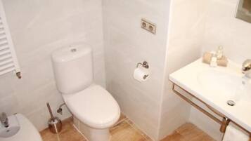 Appartement, 3 chambres, accessible aux personnes à mobilité réduite, balcon | Salle de bain | Papier toilette
