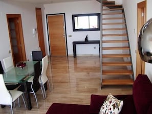 Huoneisto, 3 makuuhuonetta, esteetön, parveke | Olohuone