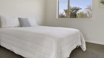3 bedrooms, iron/ironing board, WiFi, bed sheets