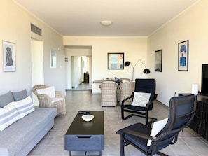 Apartment, 2 Bedrooms, Smoking, Balcony | Living room