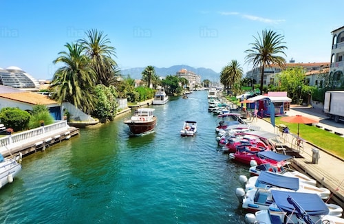 Villa in Empuriabrava With Private Pool & Mooring