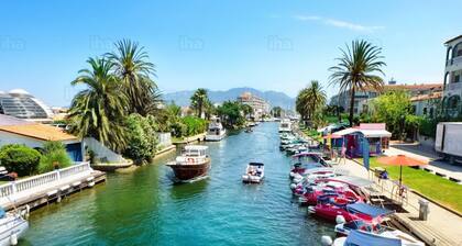 Villa in Empuriabrava With Private Pool & Mooring