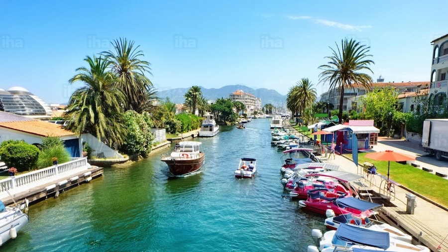 Villa in Empuriabrava With Private Pool & Mooring