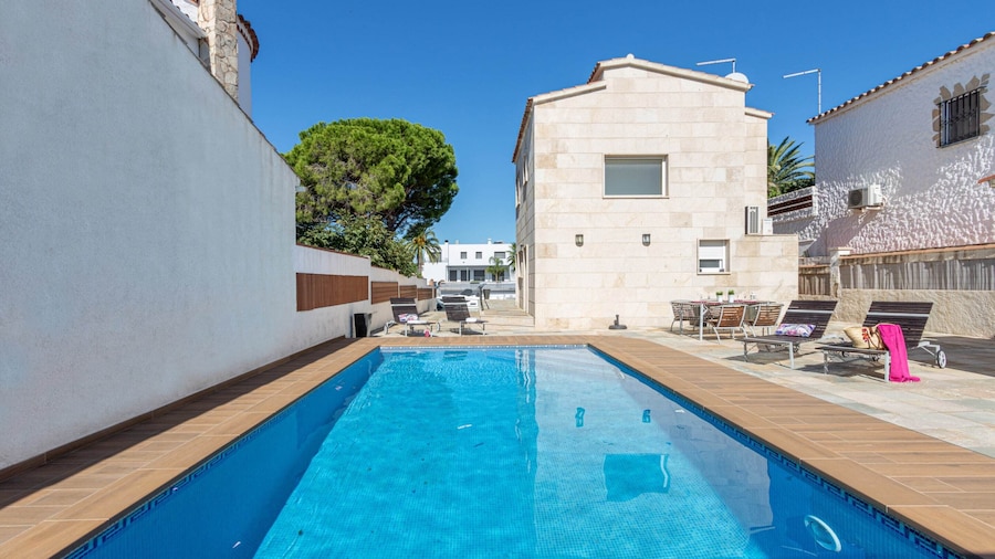 Villa in Empuriabrava With Private Pool & Mooring