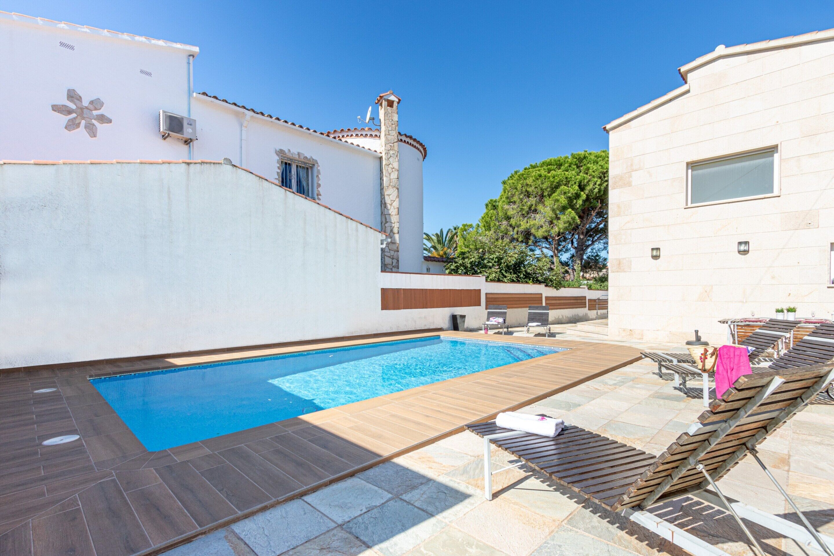 Villa | Piscina | Una piscina cubierta, una piscina al aire libre