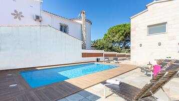 Villa | Piscina | Una piscina cubierta, una piscina al aire libre