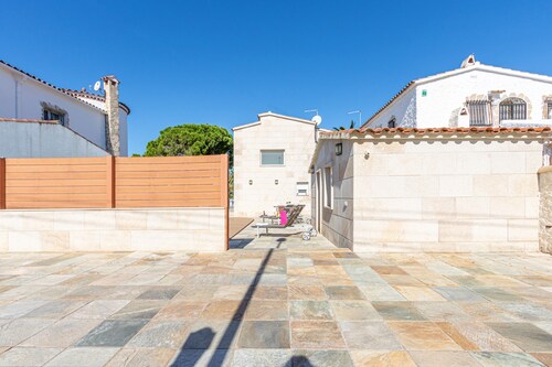 Villa in Empuriabrava With Private Pool & Mooring