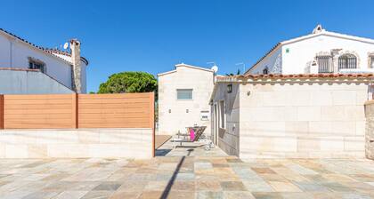 Villa in Empuriabrava With Private Pool & Mooring