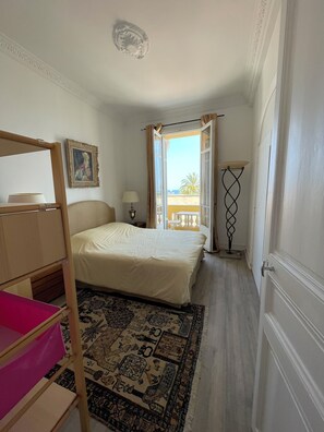 2 bedrooms, free WiFi, bed sheets - Seafront apartment on the Promenade des Anglais (Nice)