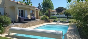 Una piscina al aire libre, una piscina climatizada