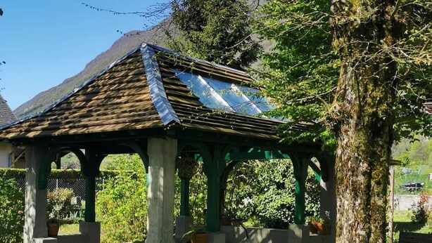 A gazebo with a tiled roof, surrounded by greenery and a tree. - APARTMENT BETWEEN SKY AND MOUNTAINS (Cruet)