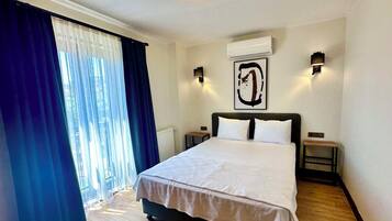 Camera Superior con letto matrimoniale o 2 letti singoli, vista mare parziale | Biancheria in cotone egiziano, biancheria da letto di alta qualità