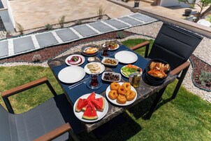 Desayuno con opciones de la cocina local incluido todos los días 