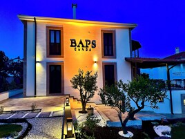 Fachada de la propiedad por la tarde o noche