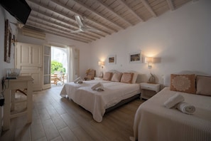 Tabla de planchar con plancha, wifi y ropa de cama