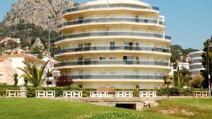 Un hôtel à plusieurs étages, dot é de balcons, situé à proximité d’une région montagneuse.