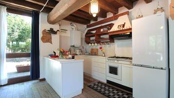 Fridge, oven, stovetop, coffee/tea maker