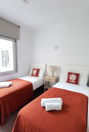 Iron/ironing board, WiFi, bed sheets - 2-bedroom apartment in wonderful Barcelona with AC, WiFi (Barcelona)