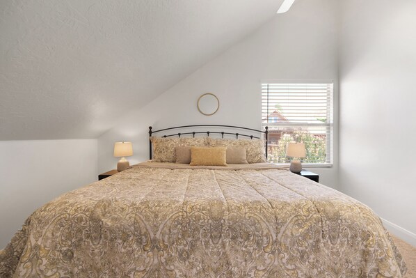 Tabla de planchar con plancha, wifi y ropa de cama 