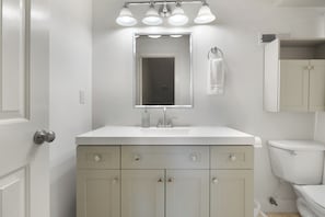 Een haardroger, handdoeken