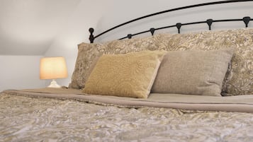 Tabla de planchar con plancha, wifi y ropa de cama