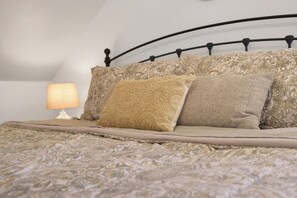 Tabla de planchar con plancha, wifi y ropa de cama