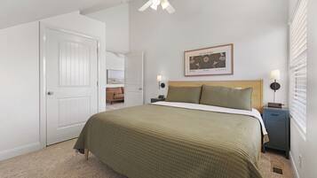 Een strijkplank/strijkijzer, wifi, beddengoed