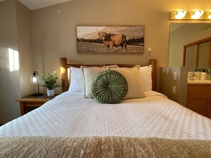 2 habitaciones, escritorio y tabla de planchar con plancha 