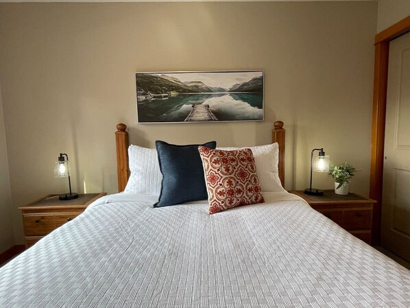 2 bedrooms, desk, iron/ironing board, travel cot