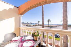 Apartment | Outdoor dining - Beachfront Apartment in Empuriabrava (Castello d'Empuries)