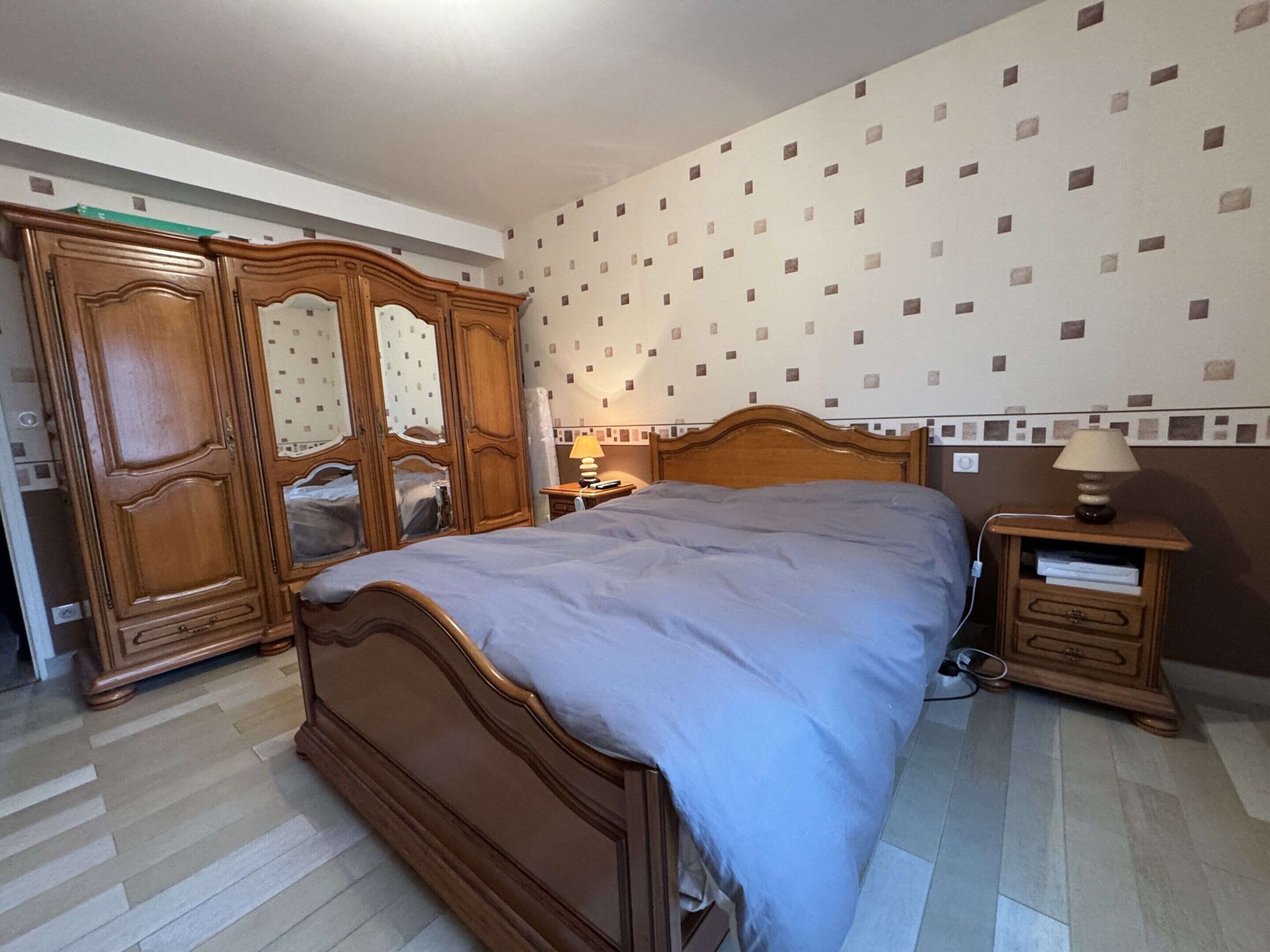 6 bedrooms, individually furnished, iron/ironing board