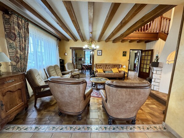 Living room - Spacious Group Stay Near Le Mans Circuit (Changé)