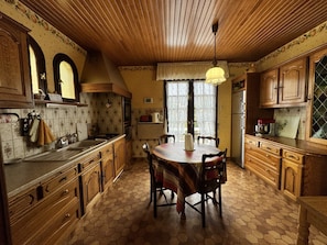 Private kitchen - Spacious Group Stay Near Le Mans Circuit (Changé)