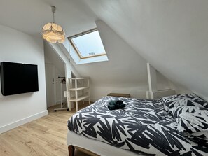 6 bedrooms, iron/ironing board - Spacious Group Stay Near Le Mans Circuit (Changé)