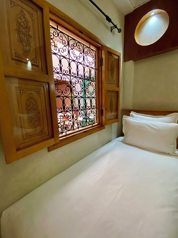 Chambre Standard avec lits jumeaux, vue cour intérieure | Vue de la chambre