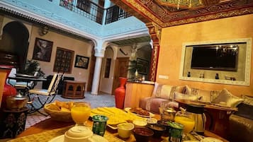 Café da manhã com pratos da culinária local grátis todos os dias