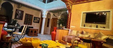 Termasuk sarapan masakan tempatan setiap hari