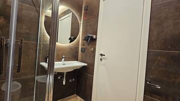 Douche, sĂšche-cheveux, bidet, serviettes fournies