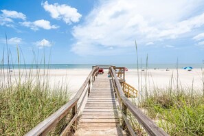 Beach nearby - Luxury Direct Ocean Front, Near Downtown, Heated Pool, Hot Tub, Game Room, Sleeps 28, Pets (St. Augustine)