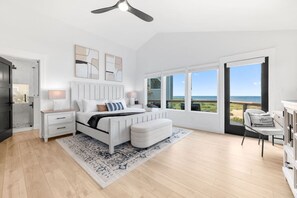 6 Schlafzimmer, Schreibtisch, Bügeleisen/Bügelbrett, Reisekinderbett
