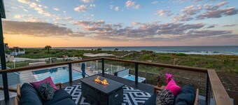 Luxury Direct Ocean Front, Near Downtown, Heated Pool, Hot Tub, Game Room, Sleeps 28, Pets