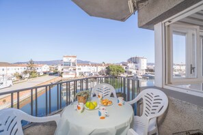 Apartamento | Restaurante al aire libre