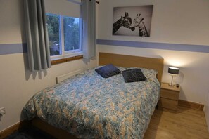 4 bedrooms, iron/ironing board, WiFi, bed sheets