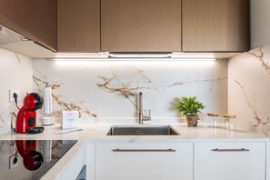 Fridge, oven, stovetop, dishwasher