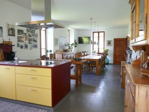 Oven, dishwasher, highchair