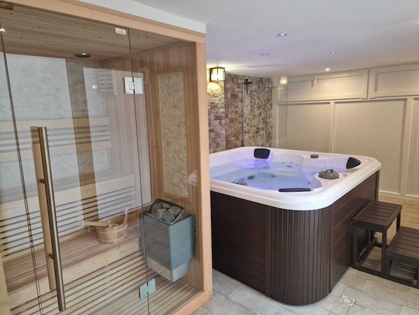 Sauna, hot tub